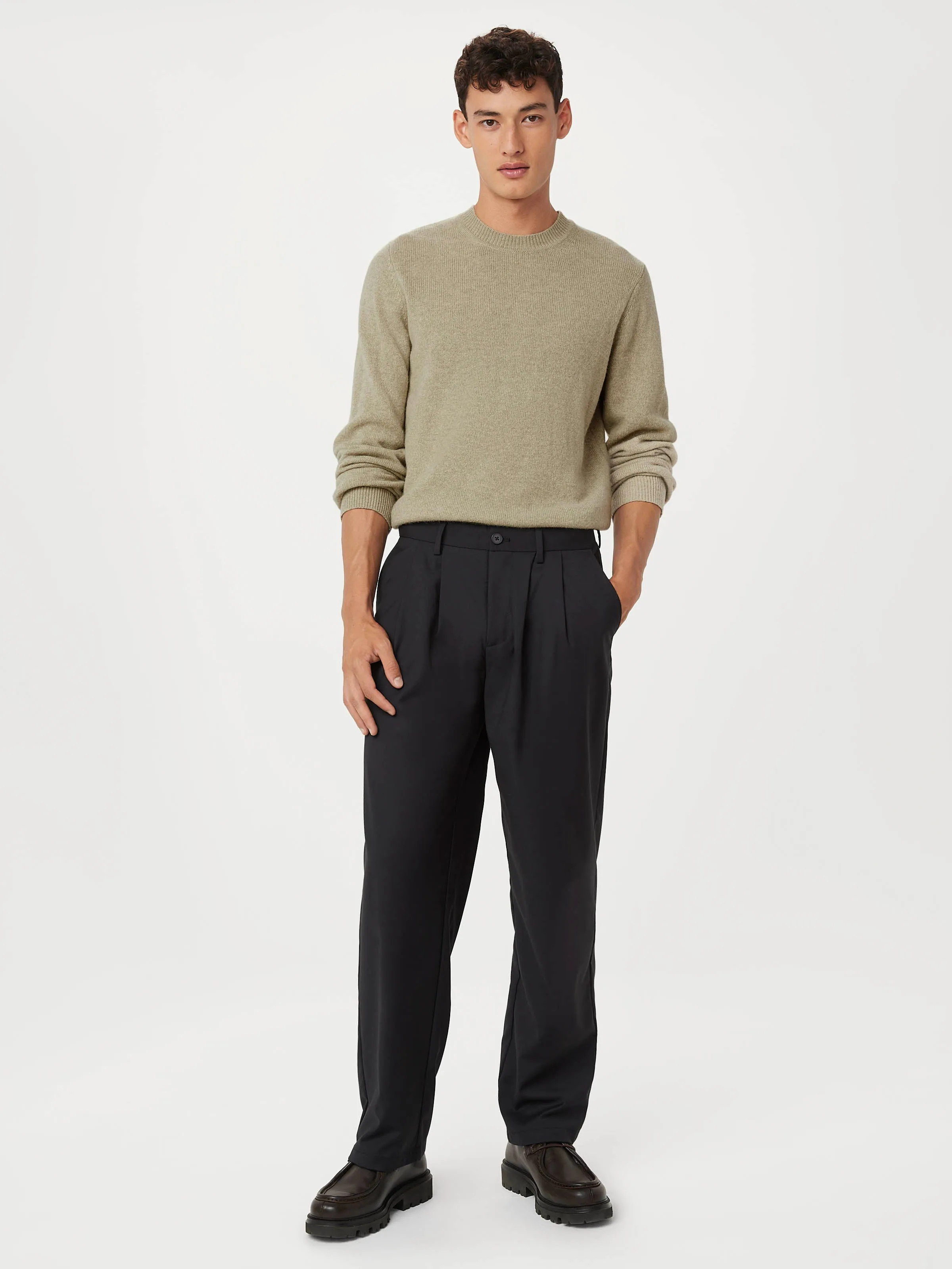 The Theo Pleated Baggy Pant in Black