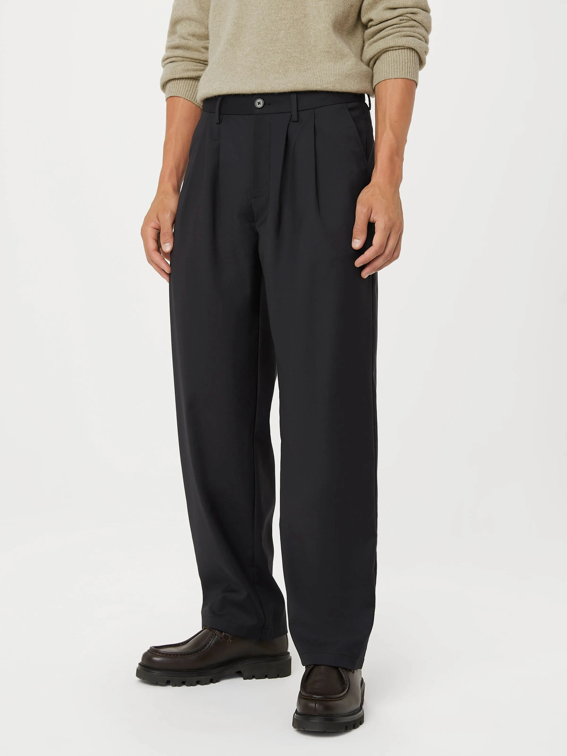 The Theo Pleated Baggy Pant in Black