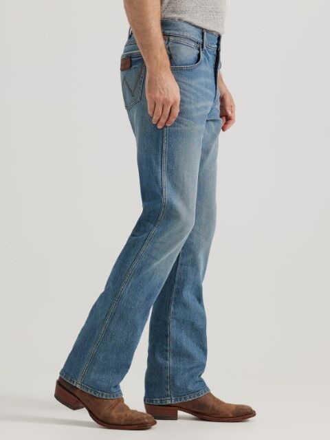 Wrangler Men's Retro Slim Fit Bootcut Jean in Oleson